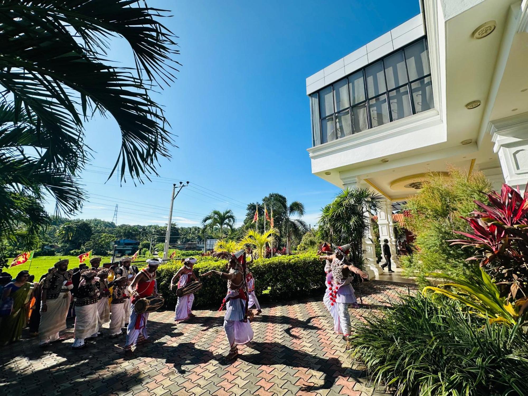 Ruwanara Royal Majestry Hotel Ambagahagedara Exterior foto