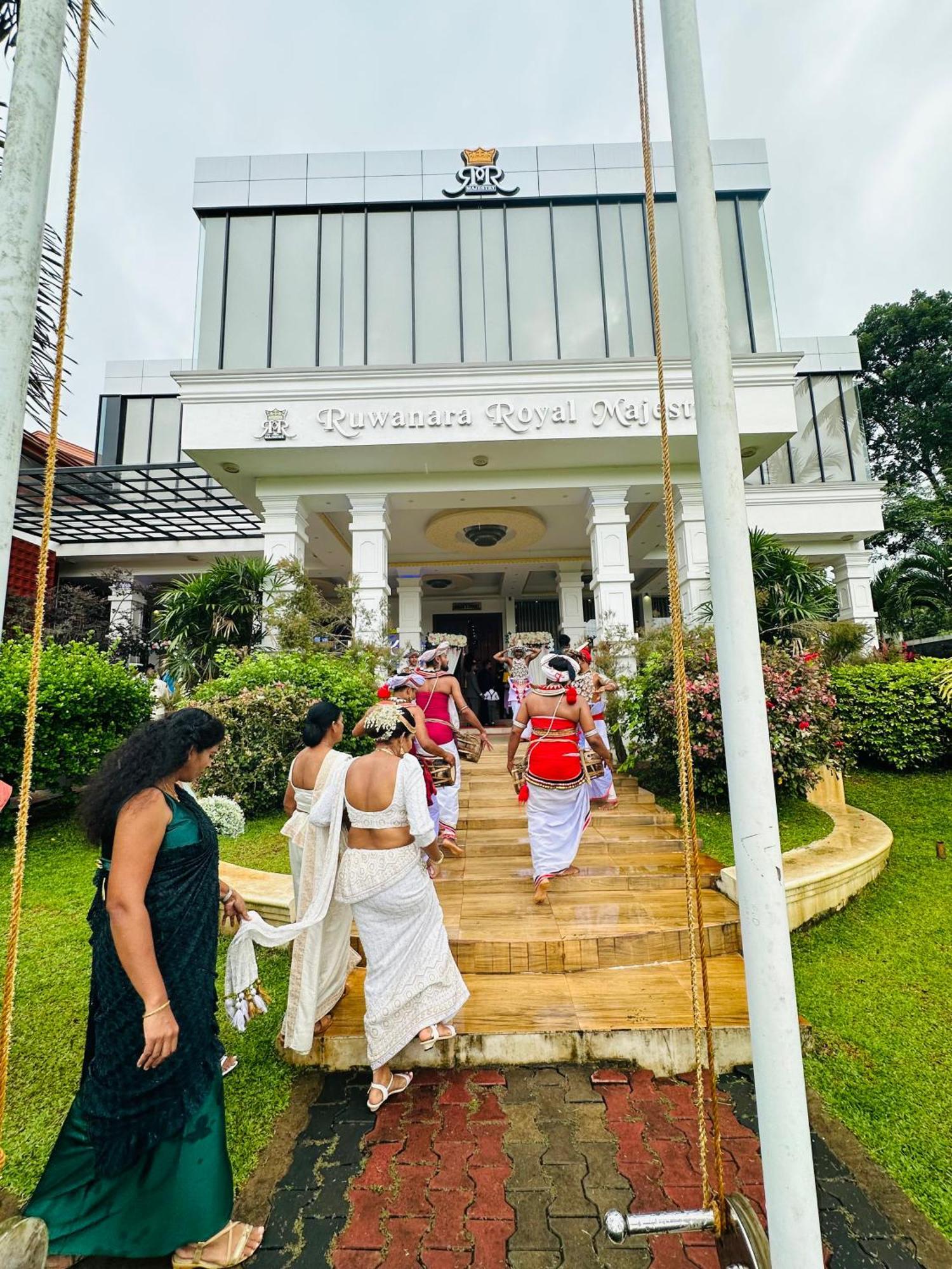 Ruwanara Royal Majestry Hotel Ambagahagedara Exterior foto