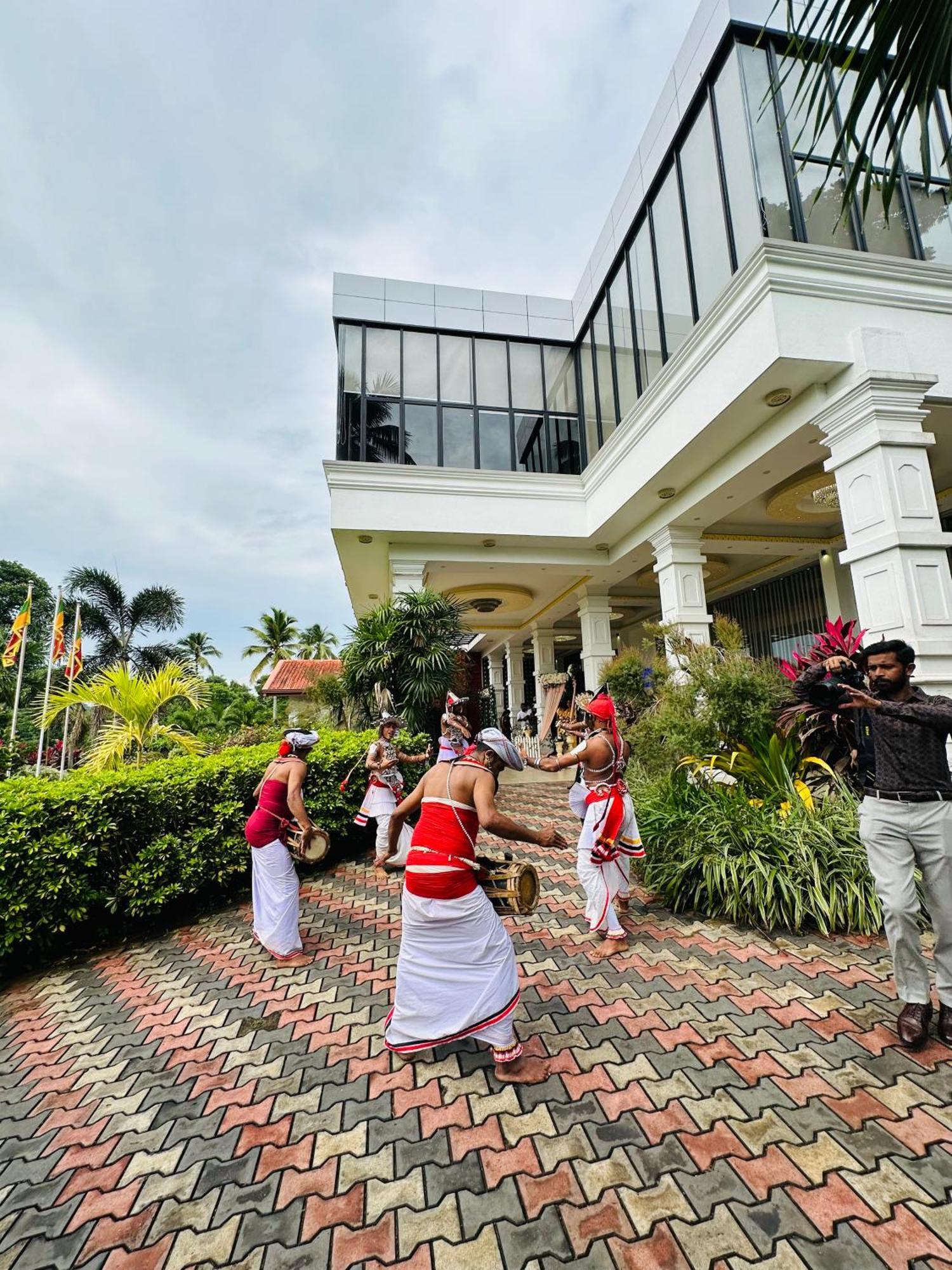 Ruwanara Royal Majestry Hotel Ambagahagedara Exterior foto